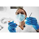 Dentystka w pracy przy zabiegu