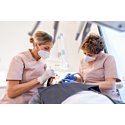 Dentystka w pracy przy zabiegu