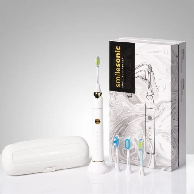 Smilesonic EX White — biały zestaw ze szczoteczką, czterema końcówkami, etui, ładowarką i opakowaniem
