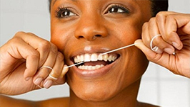 Jak prawidłowo korzystać z nici dentystycznej. Nitkowanie zębów - porady