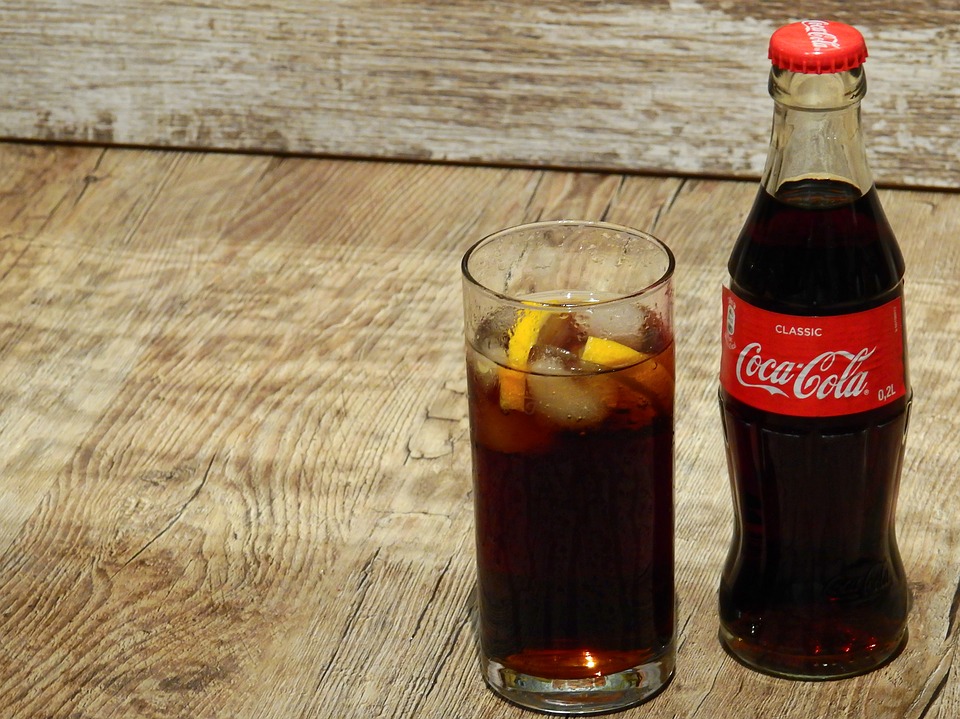 Cola rozpuszcza zęby. Czy Coca-Cola naprawdę niszczy zęby?