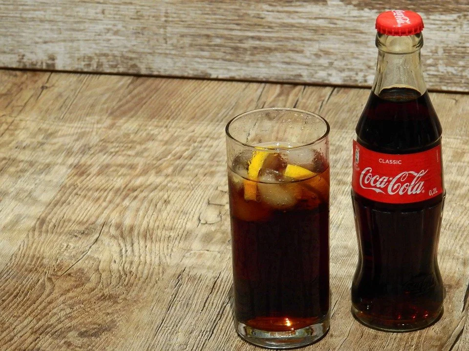 Cola rozpuszcza zęby. Czy Coca-Cola naprawdę niszczy zęby?
