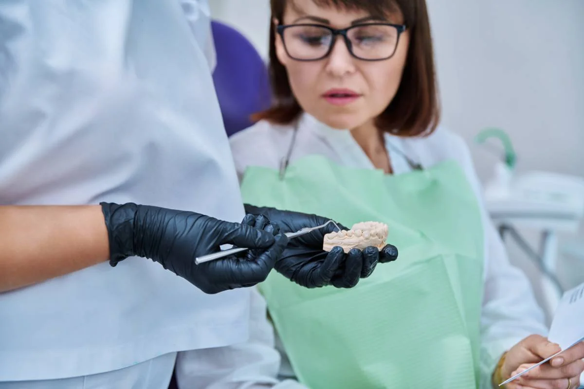 Dentysta pokazuje czy warto wymienić plobmy