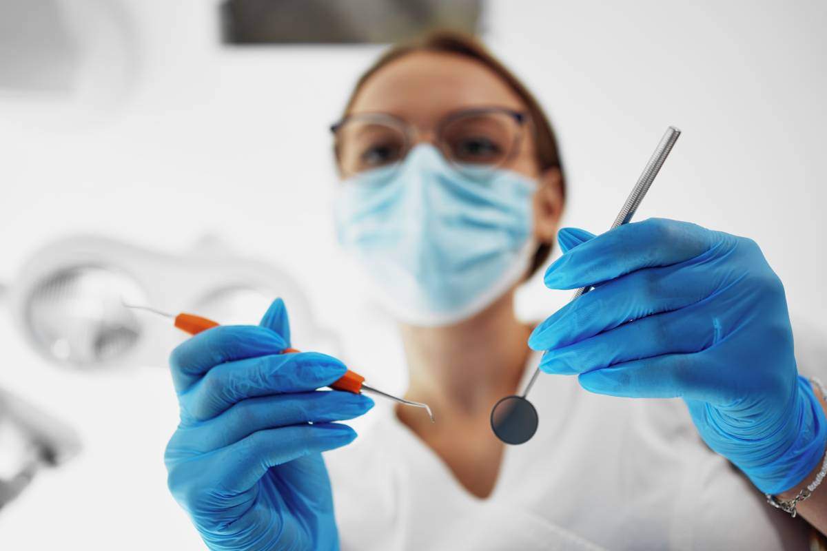 Dentystka w pracy przy zabiegu