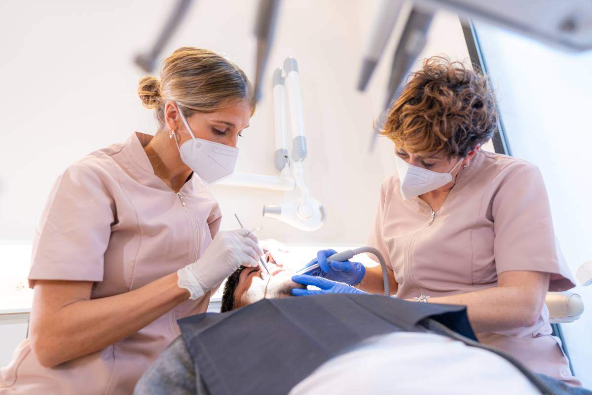 Dentystka w pracy przy zabiegu
