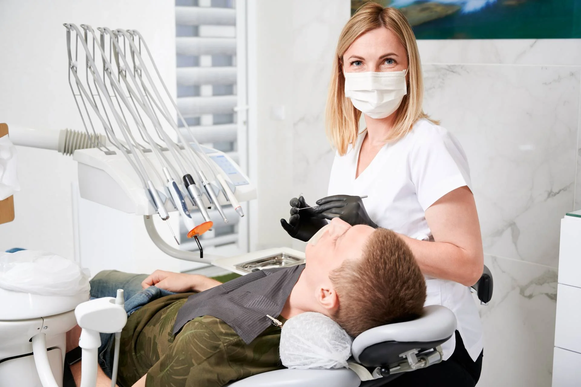Dentystka przy pracy z pacjentem