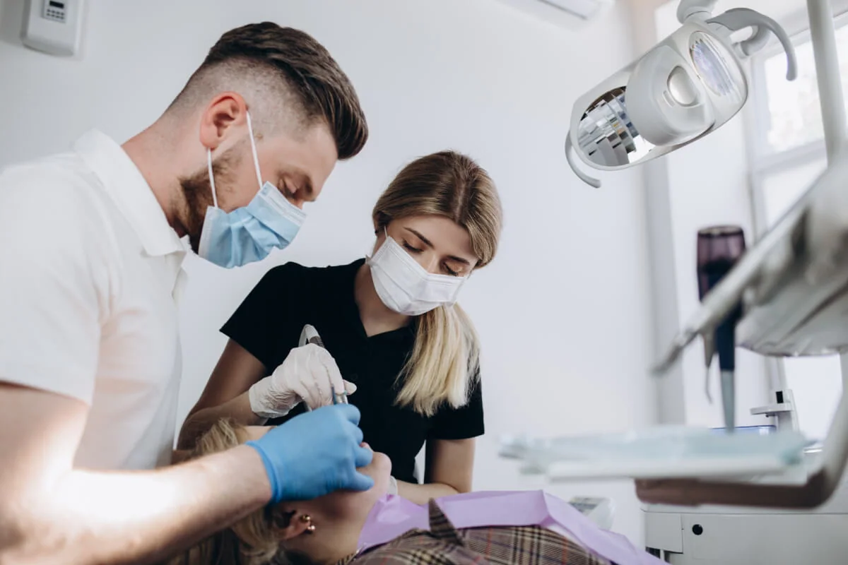 Dentysta w pracy