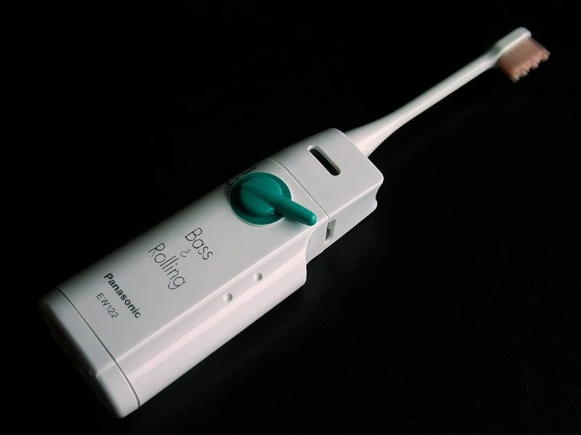 Historia szczoteczki elektrycznej - kto wymyślił elektryczną szczoteczkę do zębów?
