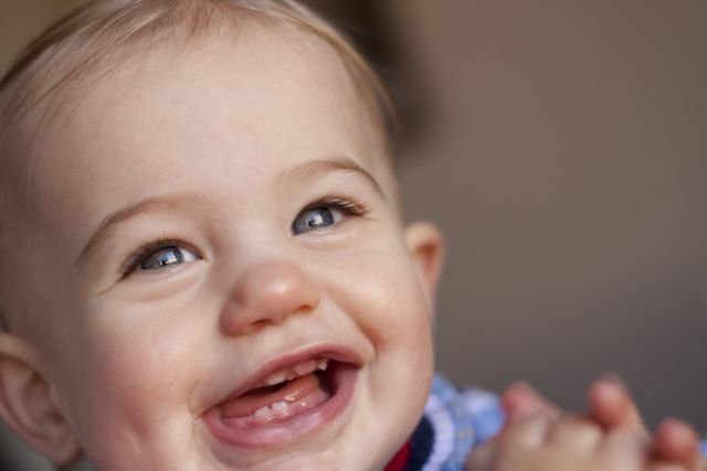 Wybór szczoteczki dla niemowlaka - pierwsza szczoteczka do zębów dla dzieci i niemowląt