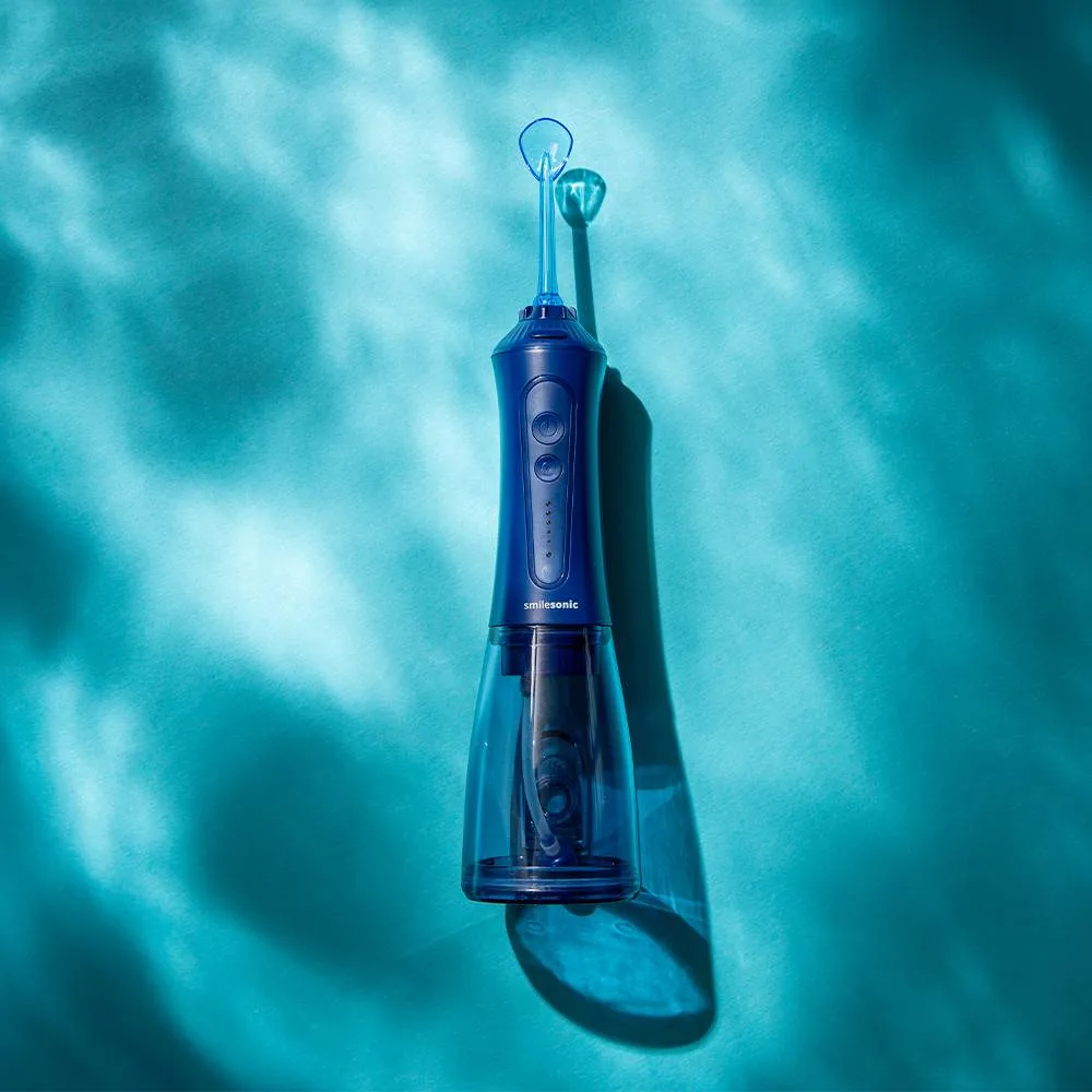 Smilesonic AquaFlow Blue na turkusowym tle