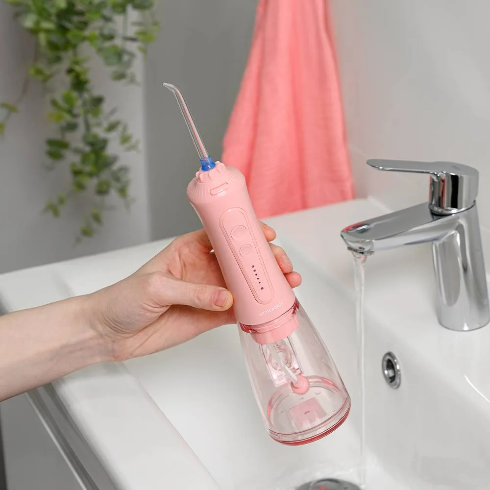 Smilesonic AquaFlow Pink w dłoni przy umywalce