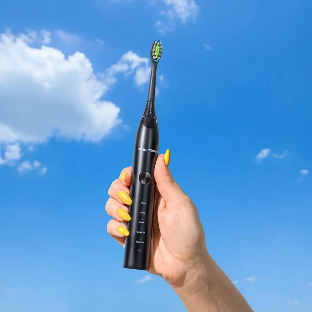 Szczoteczka Smilesonic EX Black trzymana w dłoni